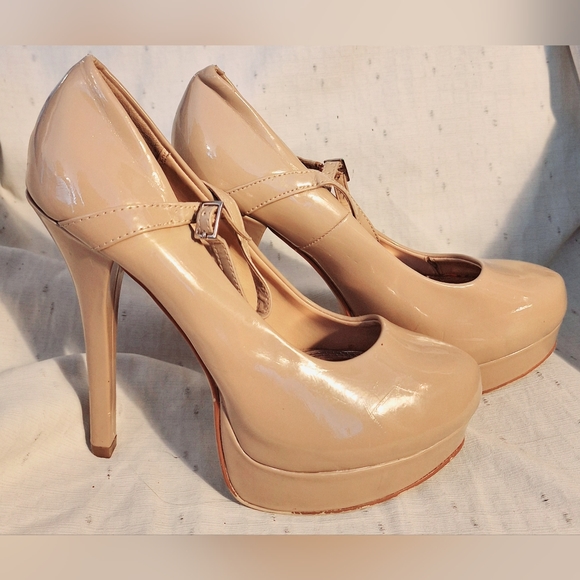 🐼CHINESE LAUNDRY women's beige heels. Close toed with buckle straps. Size 10 - Picture 2 of 11